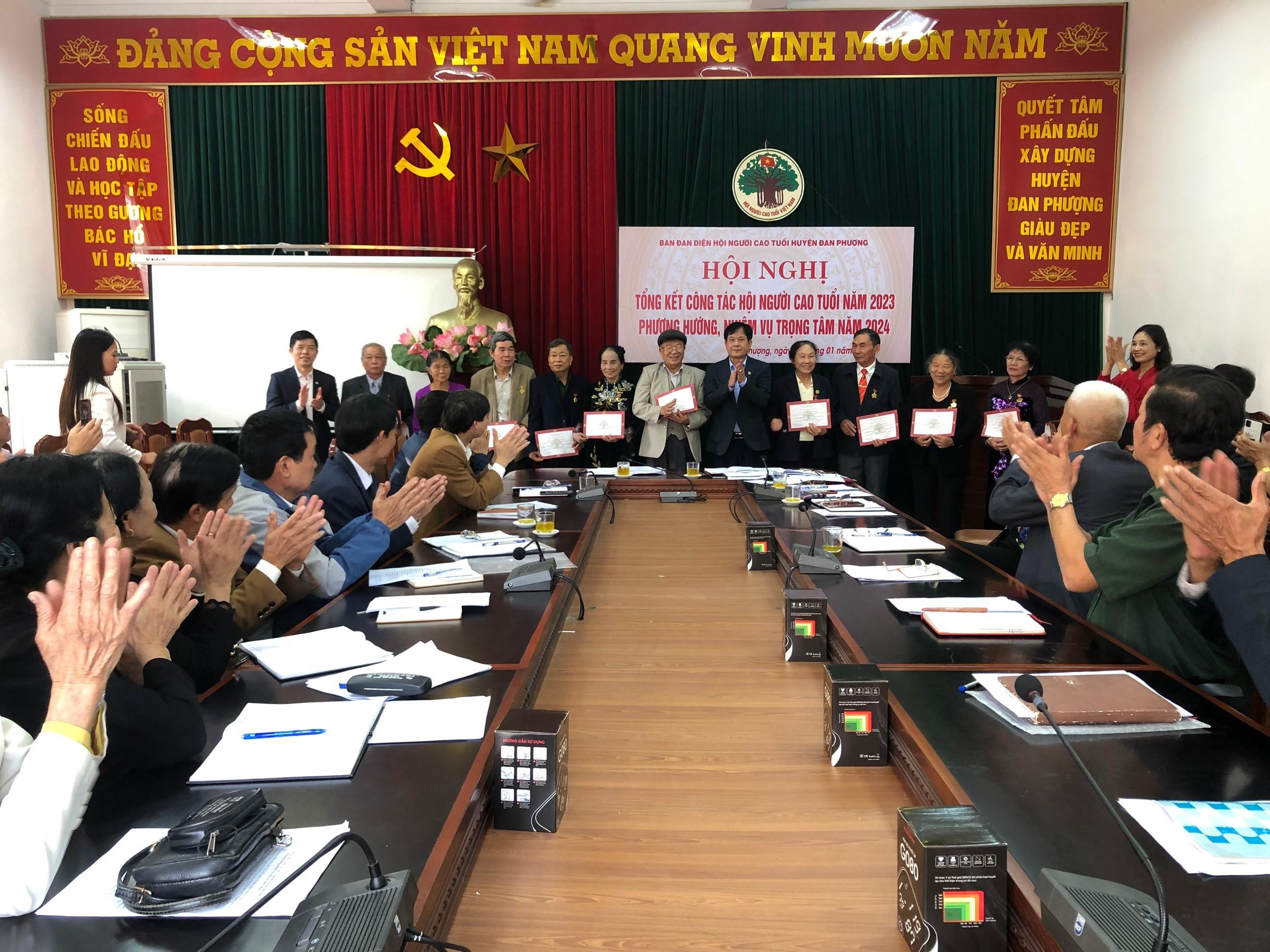 Lãnh đạo Ban Đại diện Hội Người cao tuổi Thành phố và đồng chí Lê Văn Thìn- Phó Bí thư Thường trực Huyện ủy, Chủ tịch HĐND huyện trao Kỷ niệm chương “ Vì sự nghiệp Bảo vệ, Chăm sóc và Phát huy vai trò người cao tuổi Việt Nam” tới các hội viên người cao tuổi.